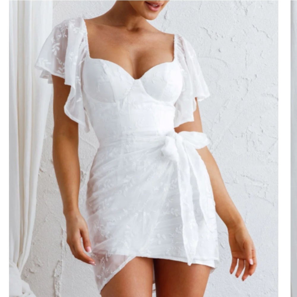 🔴Selfie Leslie APHRODITE MOLDED BUST ANGEL SLEEVE WRAP DRESS EMBROIDERED WHITE